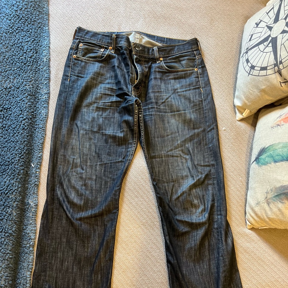 Men’s Levi jeans. 34x32. Style 569 Loose Straight